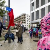 Le syndic Grégoire Junod et les municipaux Natacha Litzistorf et David Payot ont devoilé la plaque de la Place Buissonnière aux Plaines-du-Loup. KEYSTONE/JEAN-CHRISTOPHE BOTT